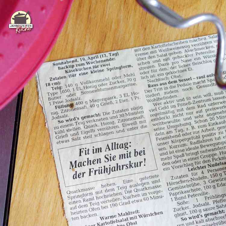 Käsekuchenrezept auf einem Zeitungsausschnitt