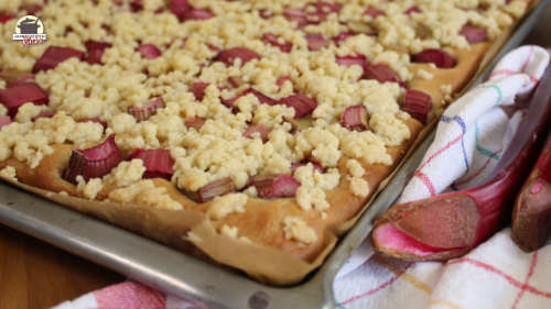 Frisch gebackener Blechkuchen mit Rhabarber und Zimtstreusel