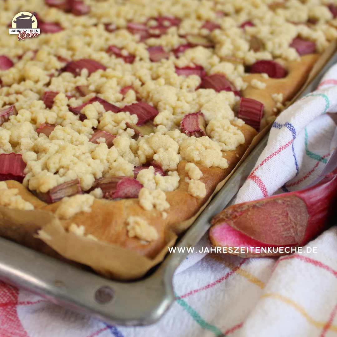 Ein Blech Rhabarber-Kuchen mit Zimtstreusel
