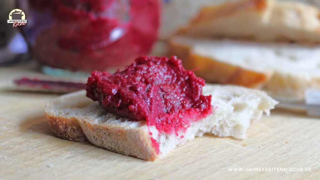 Ein Stück Brot mit Rote Bete-Aufstrich.