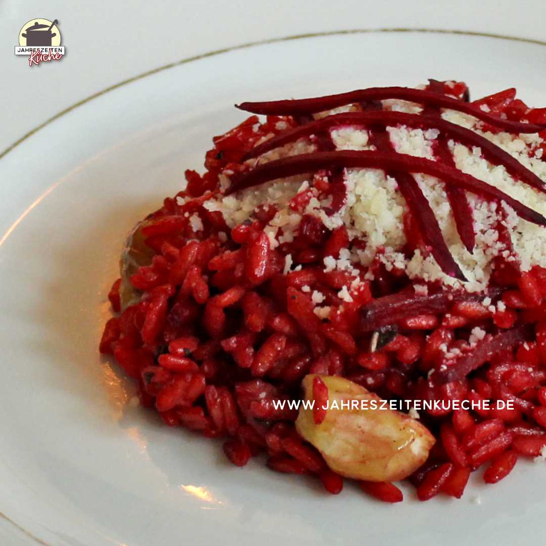 Rote Beete-Risotto mit Maronen auf einem weißen Teller.