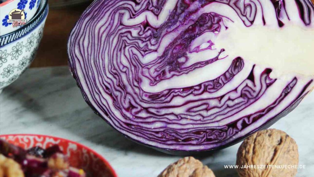 Rotkohlhälfte mit der Schnittfläche nach vorne