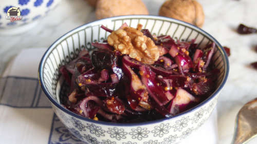 Rotkohlsalat mit Cranberrys und Walnüssen in einer kleinen Schale