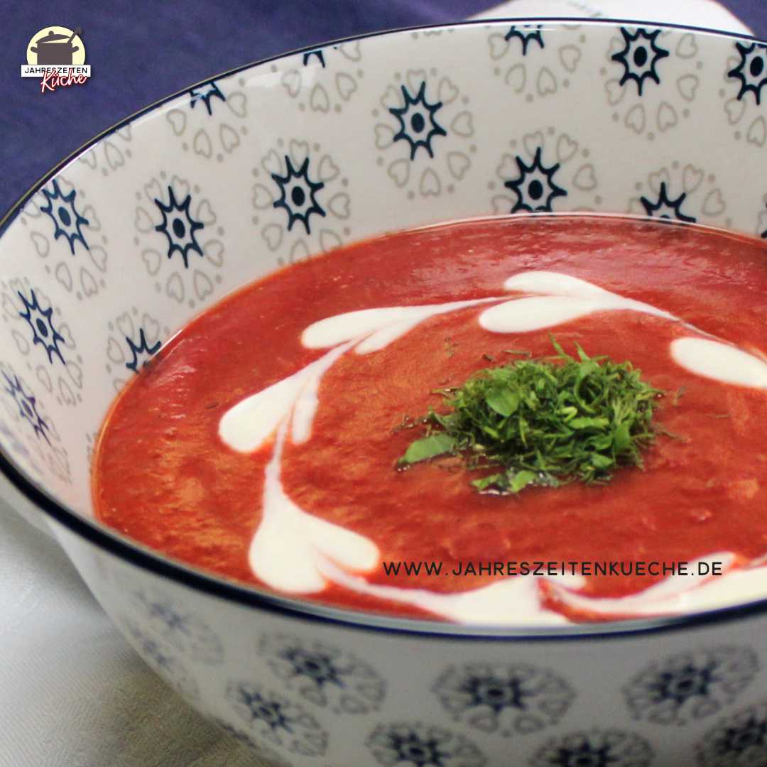 Eine Schale scharfer Kartoffelsuppe ist mit Petersilie garniert