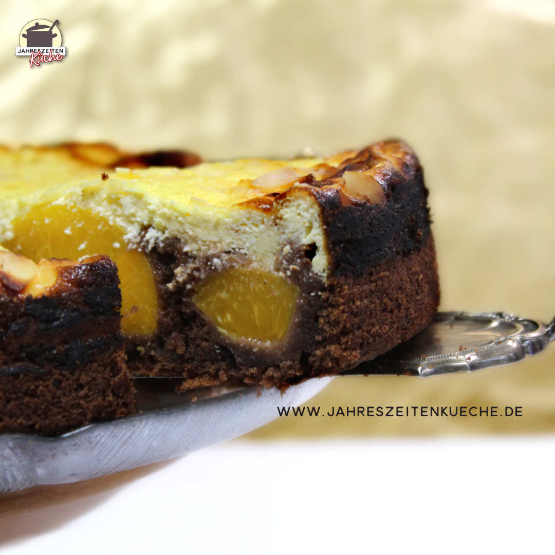 Tortenheber mit einem Stück Pfirsich-Schokokuchen mit Käsekuchendecke.