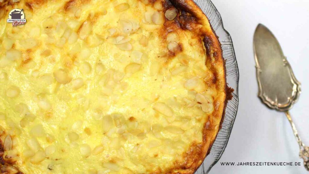 Schokokuchen mit Pfirsich und Käsekuchendecke von oben betrachtet. Daneben liegt ein Tortenheber.