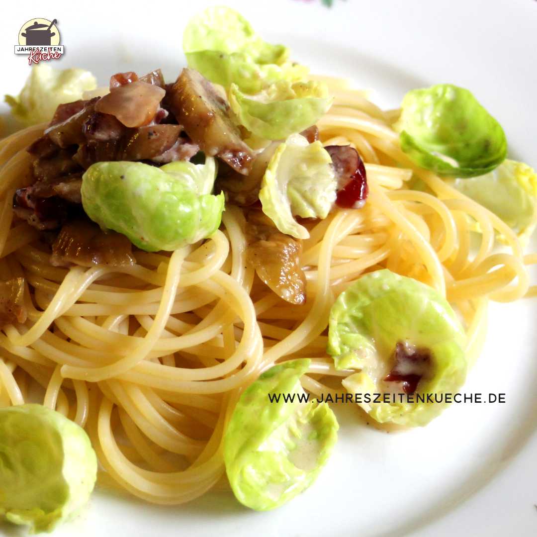 Eine Portion Spaghetti mit Maronen, Cranberry und Rosenkohlblätter