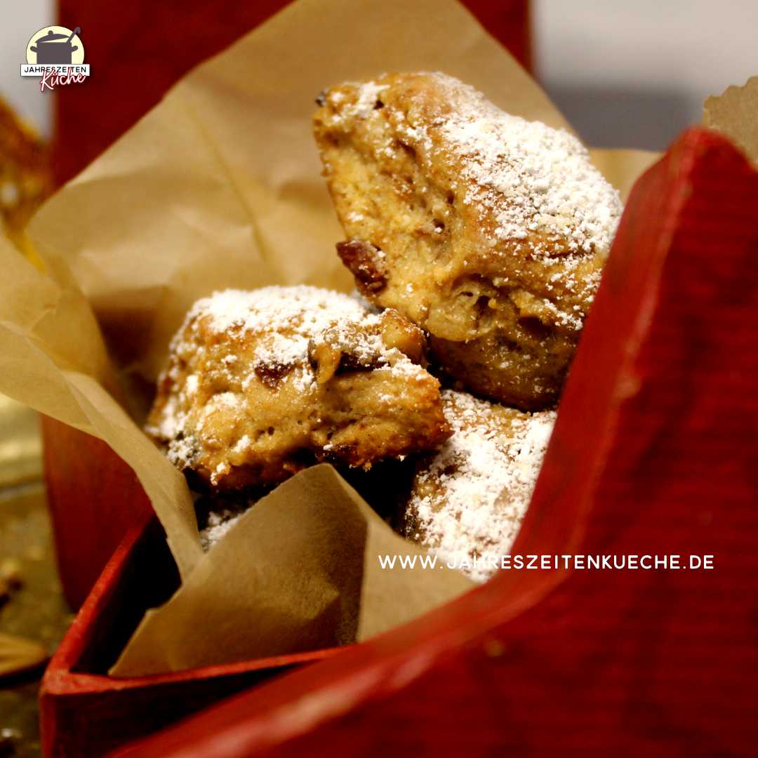 Stollenkonfekt mit Marzipan, Rosinen und Walnüssen ist in einer sternenförmigen Dose verpackt.