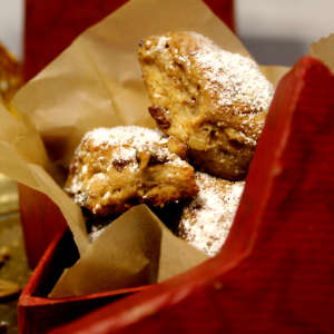 Stollenkonfekt mit Marzipan, Rosinen und Walnüssen ist in einer sternenförmigen Dose verpackt.
