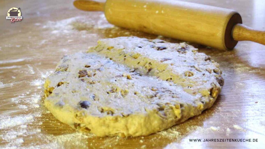 Stollenteig mit einer Rille in der Mitte