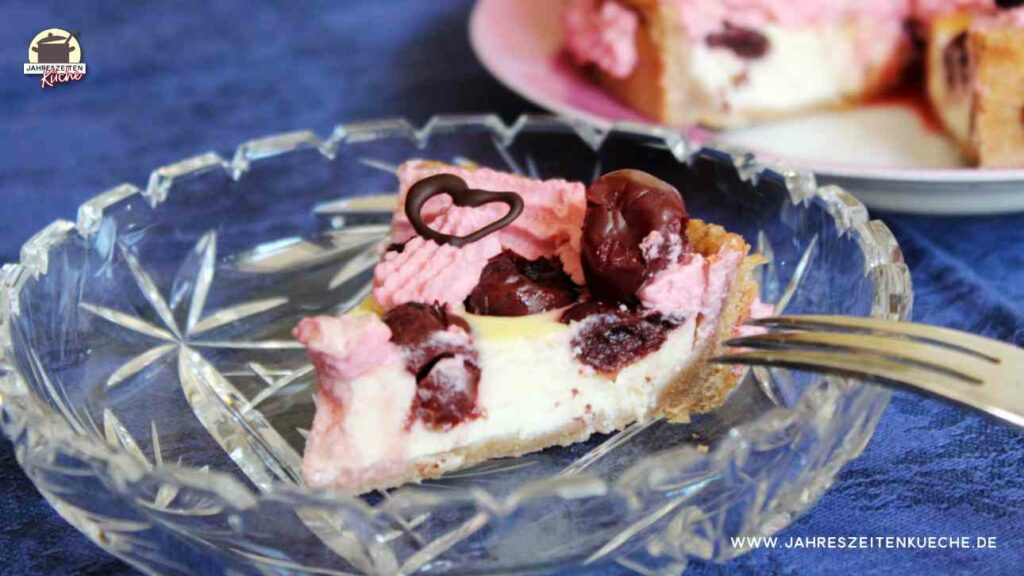 Ein Stück Kirschkäsekuchen auf einem Glasteller