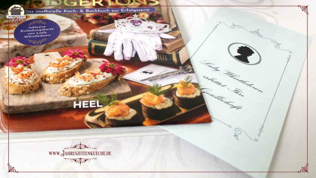 Eine Einladungskarte von Lady Whistledown liegt neben dem Kochbuch Teatime bei Bridgertons
