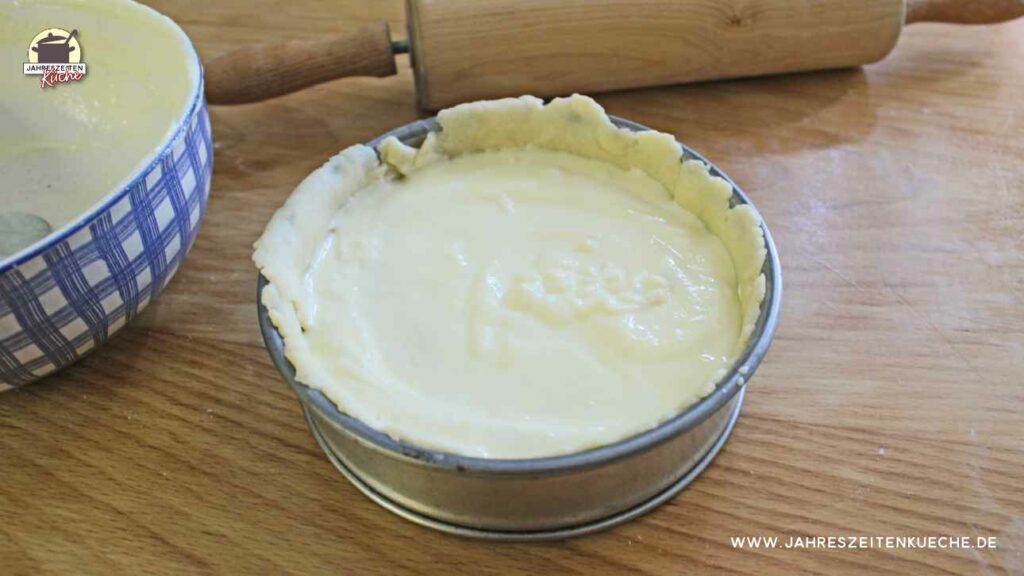 Teig und Füllung für das Käsekuchen-Grundrezept sind in einer kleinen Springform