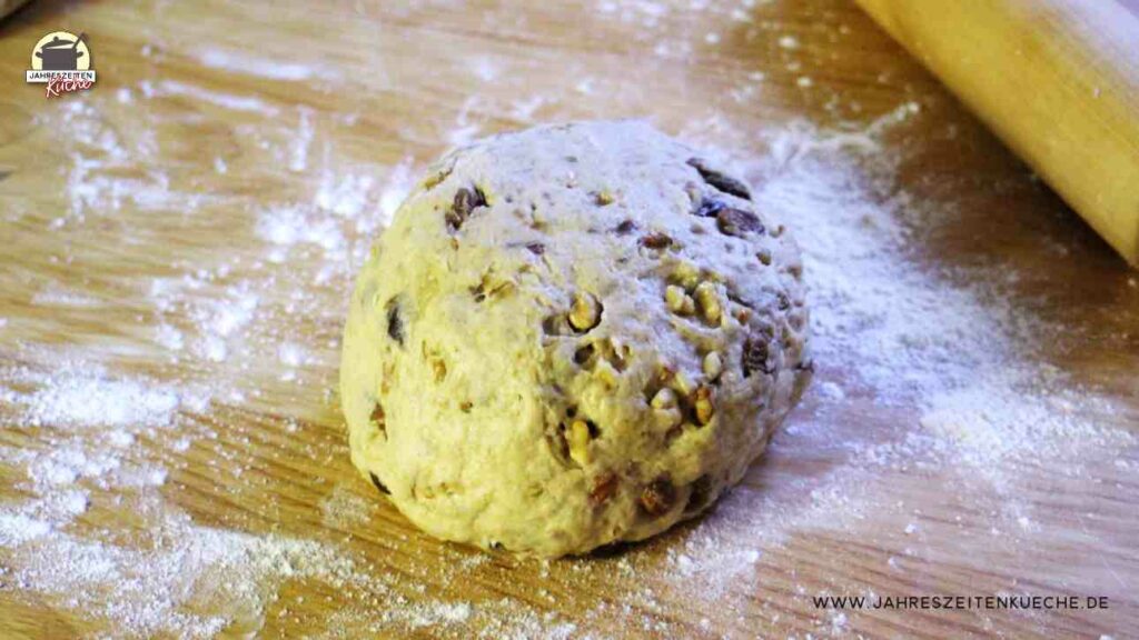 Christstollenteig zu einer Kugel geformt