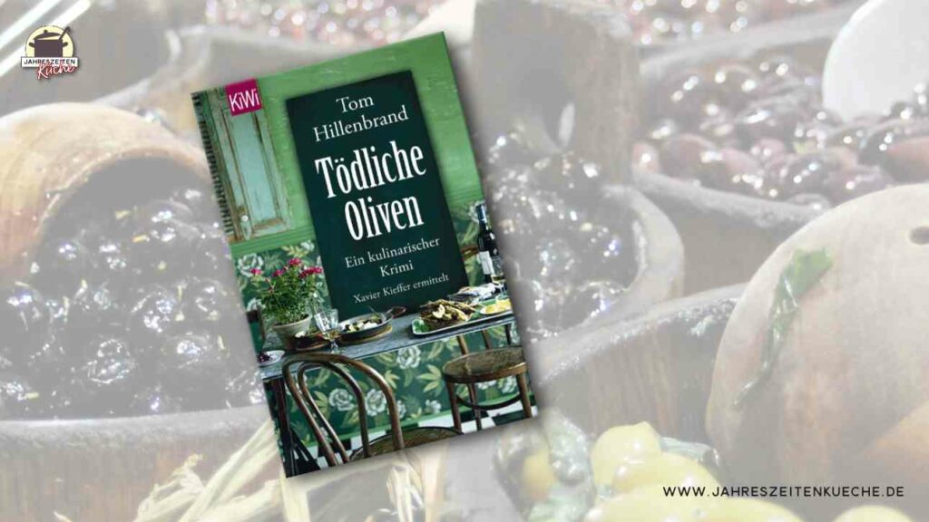 Tom Hillenbrands Buch Tödliche Oliven im Vordergrund. Im Hintergrund Holzkübel mit eingelegten Oliven