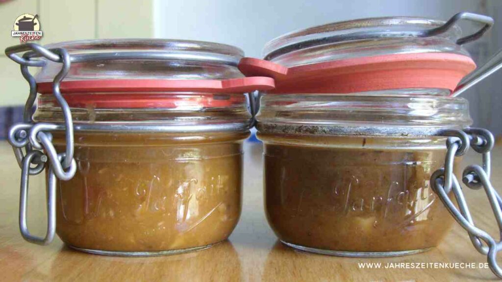 Zwei Gläser Tomaten-Wildpflaumen-Chutney nebeneinander. Das rechte Glas ist dunkler