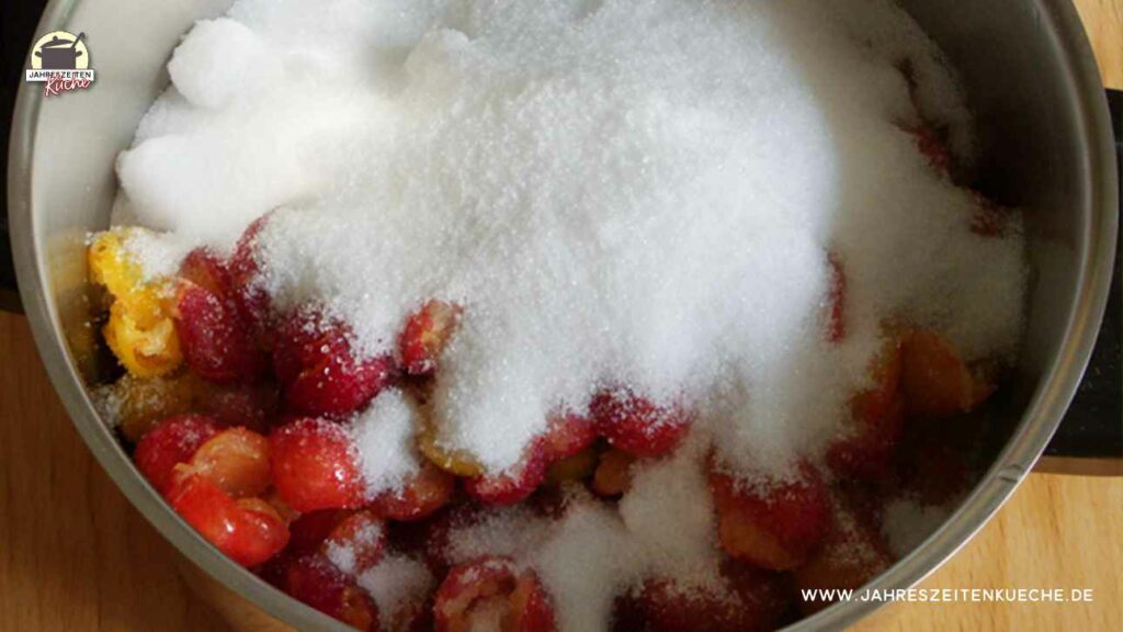 eingezuckerte Wildpflaumen in einer Metallschüssel
