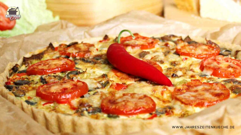Wirsing-Quiche mit Tomaten und einer Chilischote