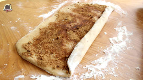 Der Dinkelteig wird an der langen Seite aufgerollt.