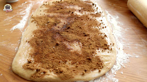 Der ausgerollte Teig ist mit der Zimt-Zucker-Mischung bestreut.