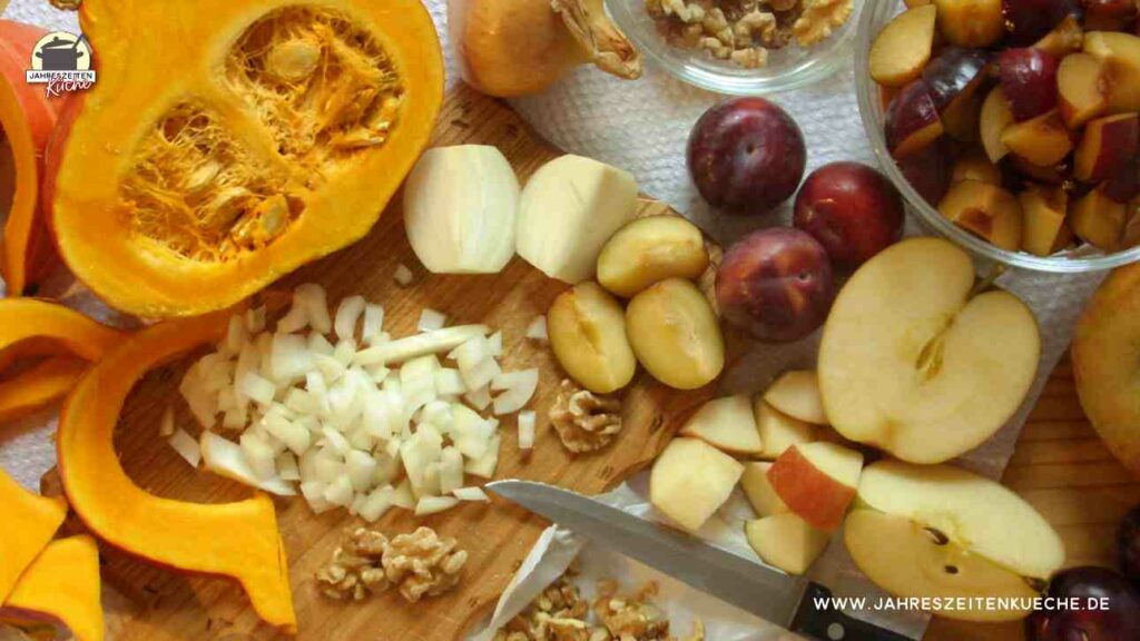 Alle Zutaten für das Pflaumen-Kürbis-Chutney liegen auf dem Tisch
