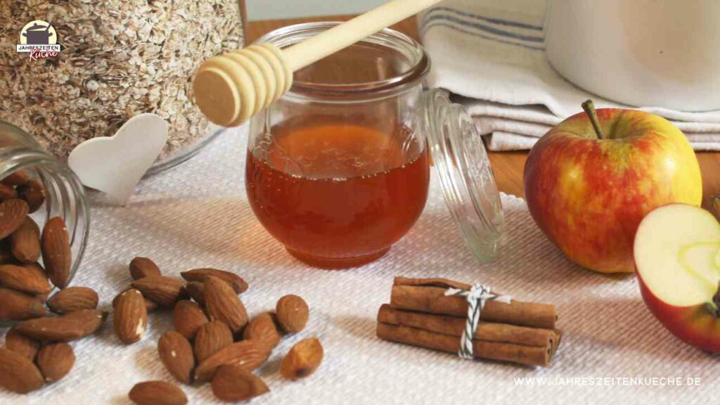 Zutaten für Habermus: Dinkelflocken, Äpfel, Honig, Mandeln und Zimt.