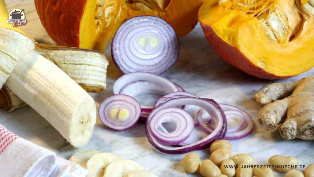Hokkaido-Kürbis, Banane, Zwiebeln und Erdnüsse sind die Zutaten für die Kürbis-Bananen-Suppe