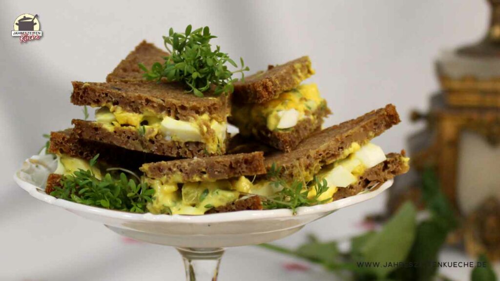 Ein Teller mit Ei-Kresse-Sandwiches