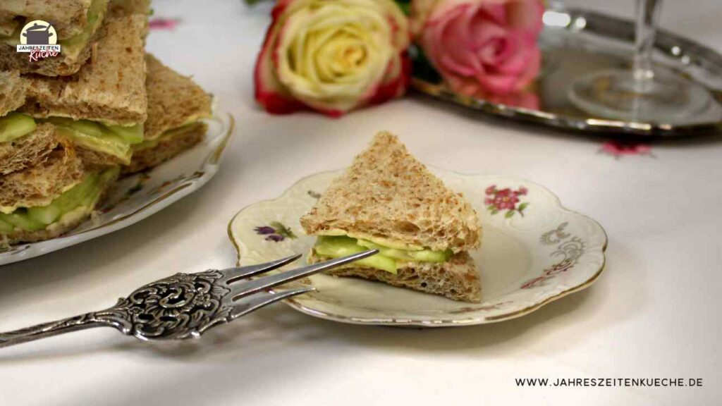 Englische Gurken-Sandwich auf einem Snackteller