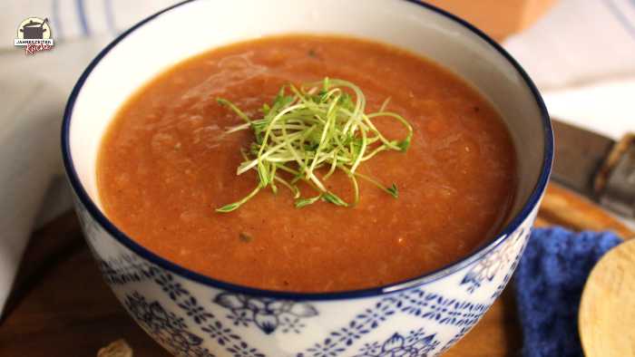 frische Spossen garnieren eine Portion Pastinakensuppe mit Zimt