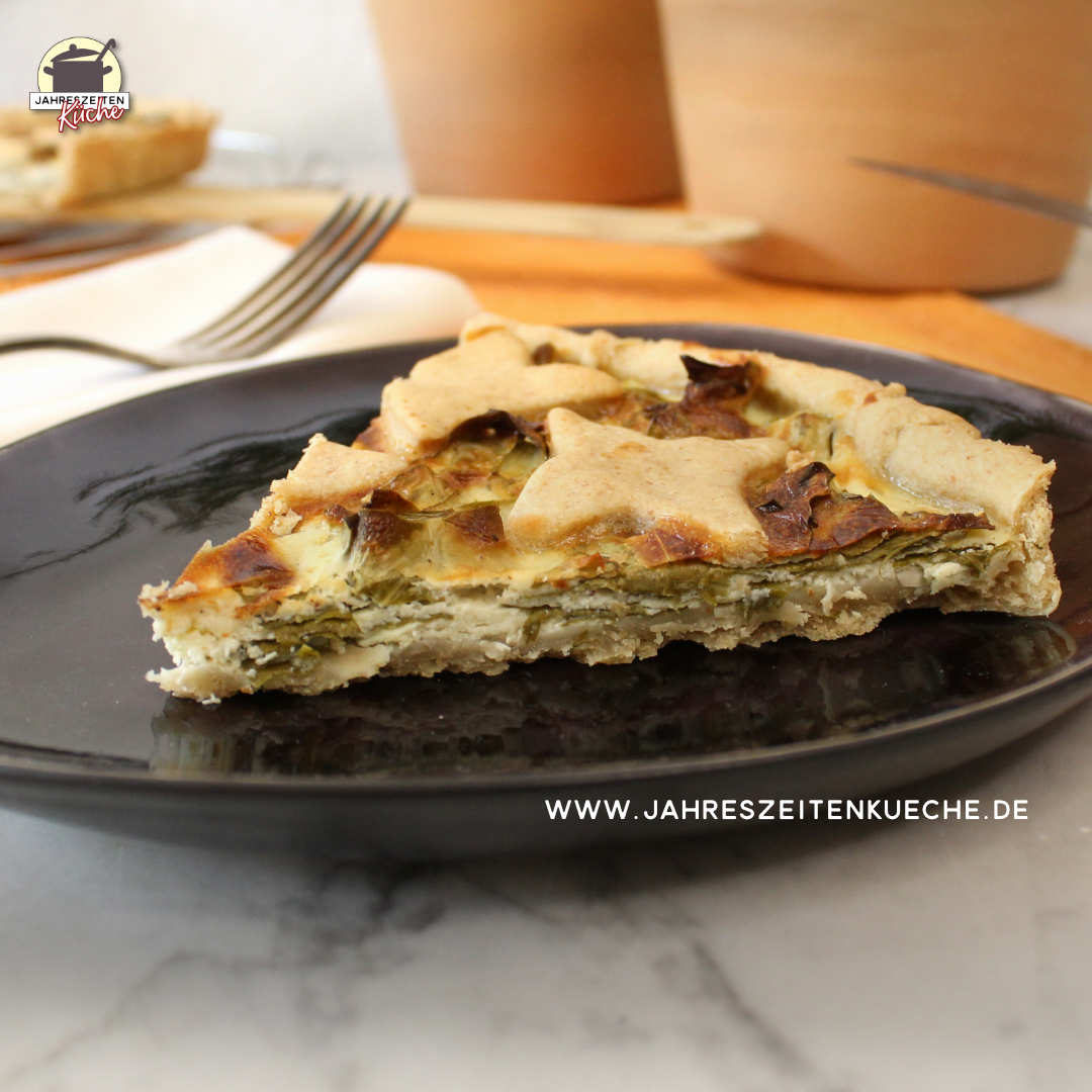 Ein Stück Mairübchen-Quiche liegt auf einem ovalen Keramikteller