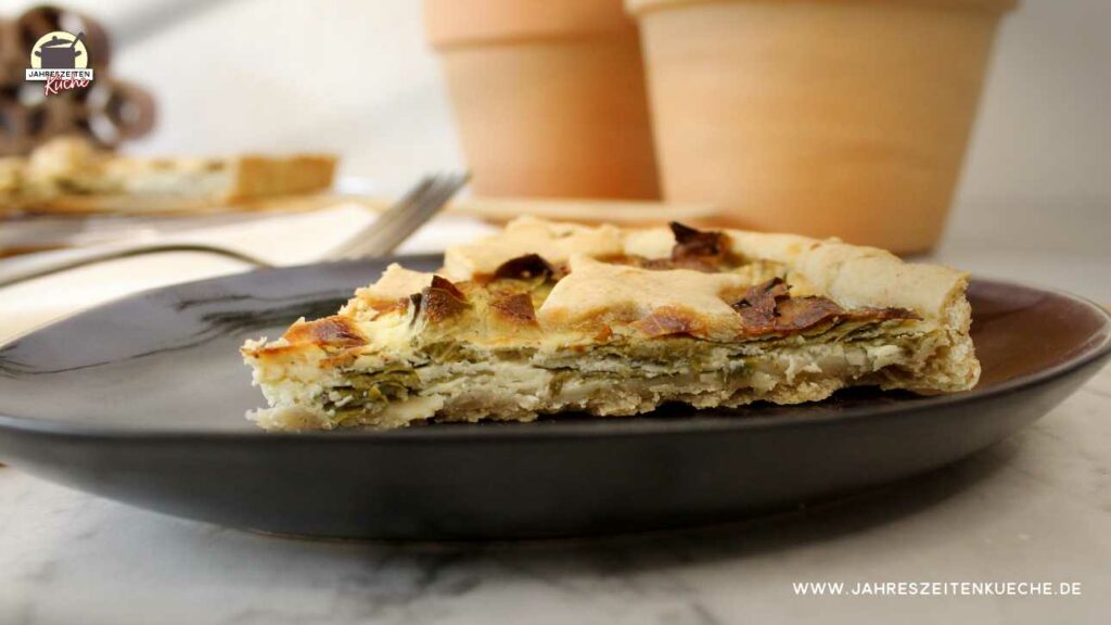 Auf einem braunen Kranikteller liegt ein Stück Mairübchen-Quiche.