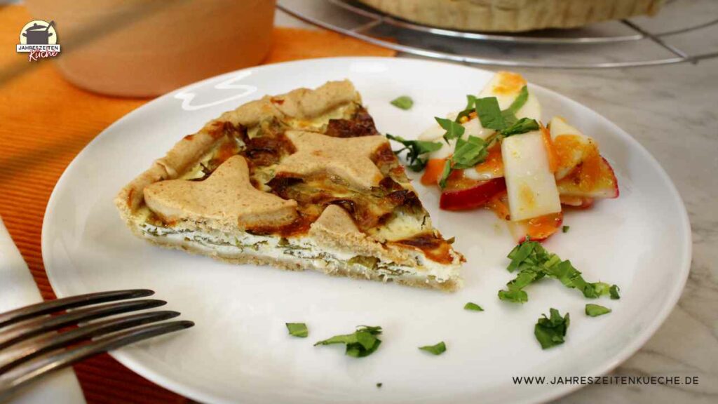 Auf einem weißen Teller liegt ein Stück Mairübchen-Quiche und etwas Mairübchen-Salat