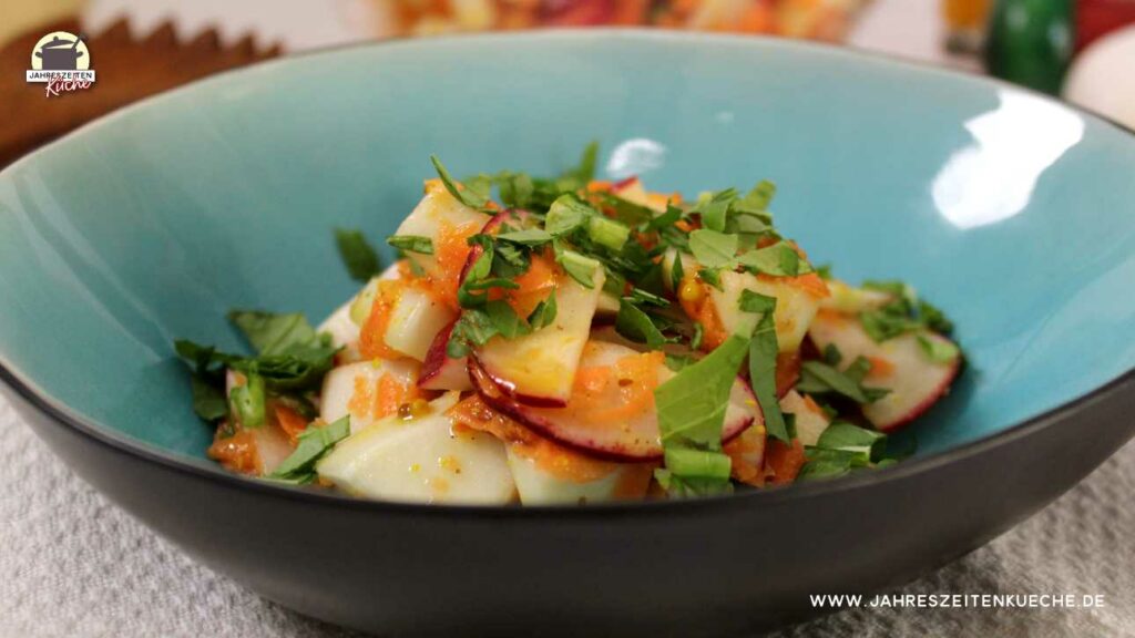 Mairübchen-Salat mit Honig-Senf-Dressing in einer türkisfarbenen Schale