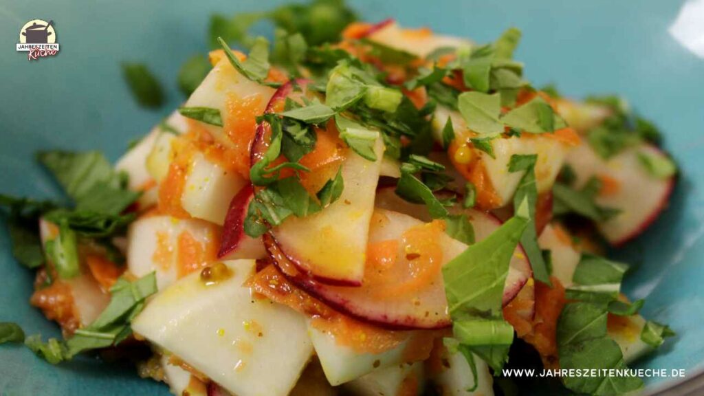 Detailaufnahme des Mairübchen-Salats in einer türkisfarbenen Schale