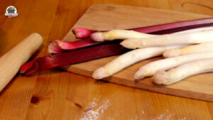 Spargel und Rhabarber liegt auf einem Holzbrett