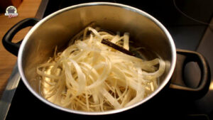 Ein Topf mit Spargelschalen