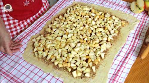 Apfelstücke sind gleichmäßig auf dem Strudelteig verteilt