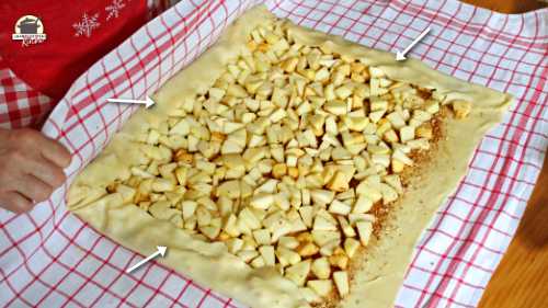 Strudelteig mit eingeklappten Rändern auf einem karierten Leinentuch