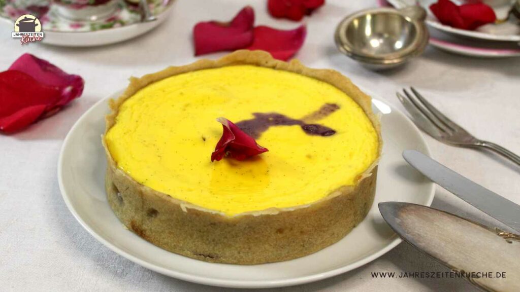 Frisch gebackener Heidelbeer-Käsekuchen auf einem gedeckten Tisch