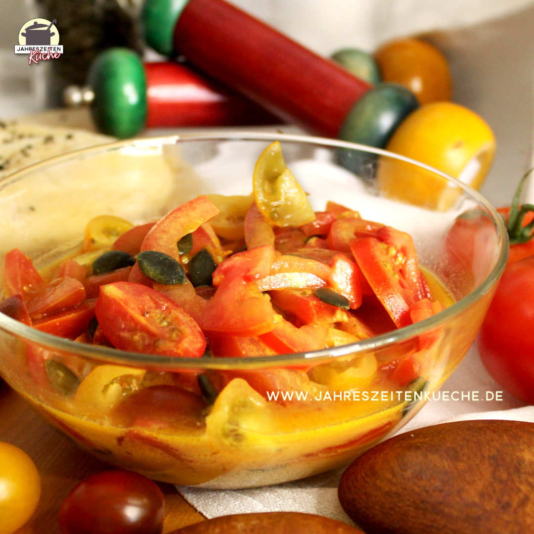 Eine Schüssel Tomatensalat mit Senfdressing