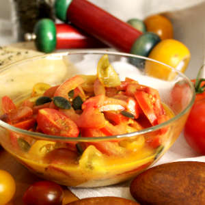 Eine Schüssel Tomatensalat mit Senfdressing