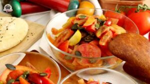 Tomatensalat mit Senfdressing in einer Glasschüssel