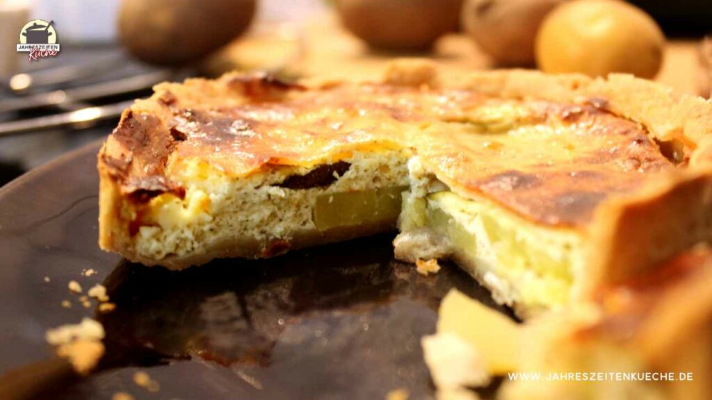 Eine angeschnittene Zucchiniquiche liegt auf einem brauen Teller