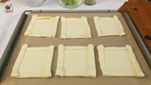 Vorbereiteter Blätterteig auf einem Backblech