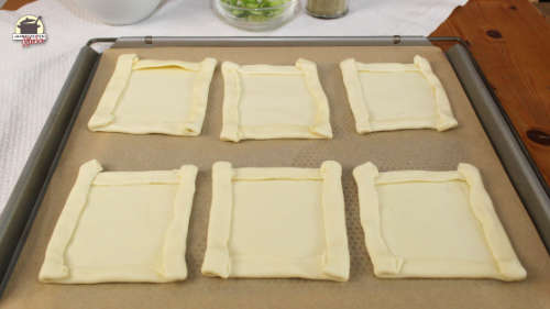 Vorbereiteter Blätterteig auf einem Backblech