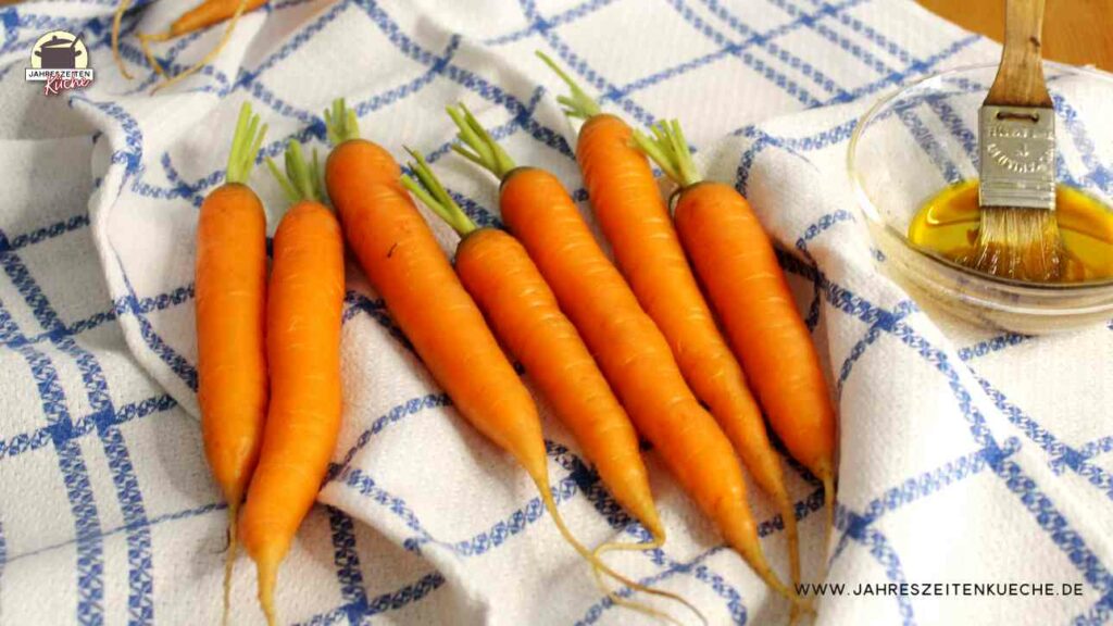 Getrocknete Karotten liegen auf einem blau-weißen Geschirrtuch