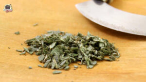 Frisch gehackter Salbei auf einem Holzbrett