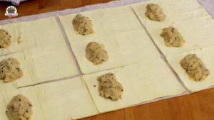 Vorbereiteter Blätterteig mit Kartoffelfüllung