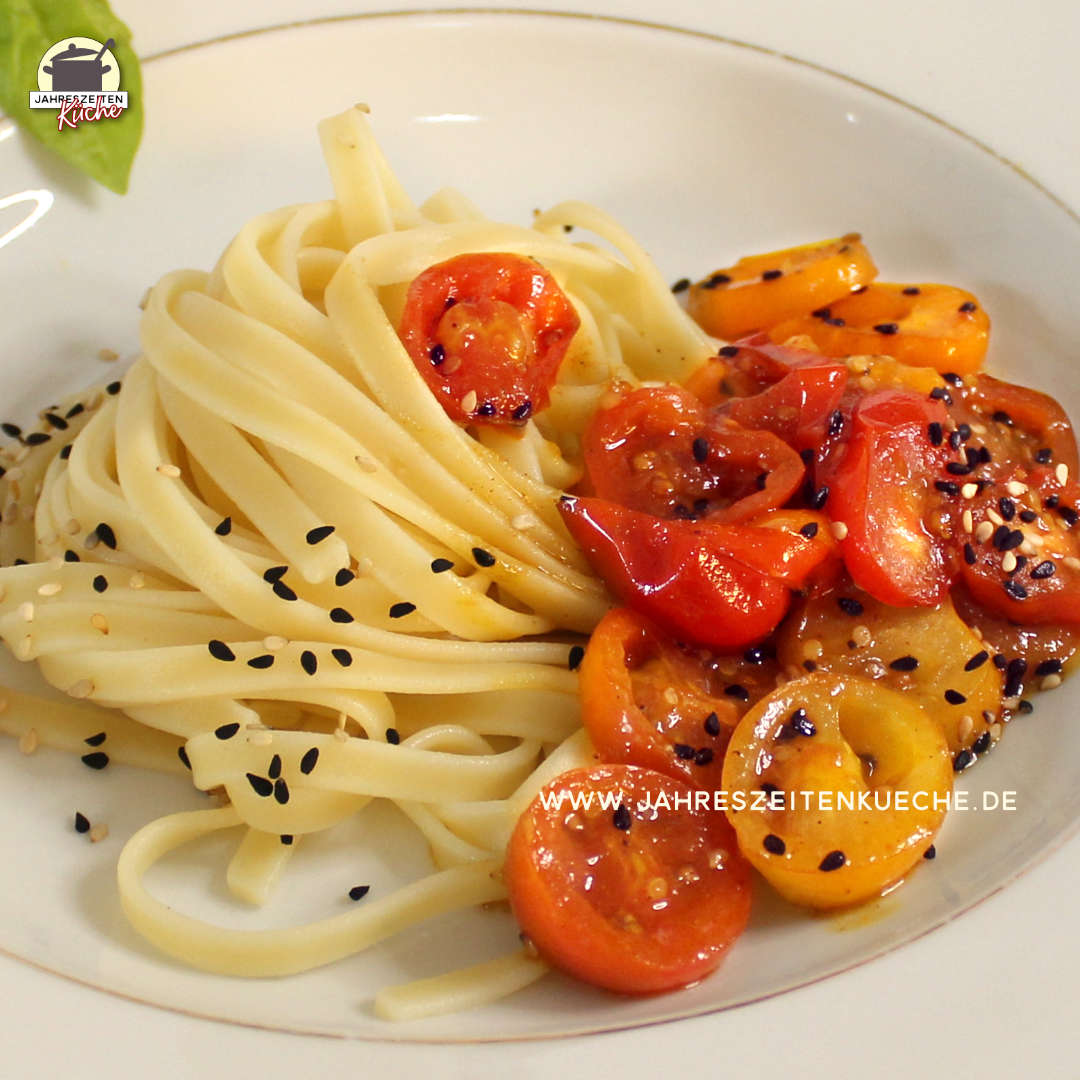Fettuccine mit glasierten Honig-Tomaten auf einem weißen Teller